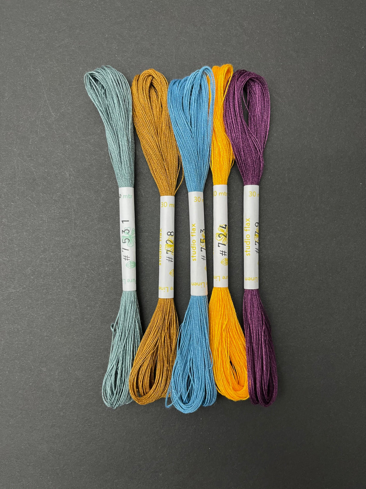 fine linen thread, 5 skeins, Fm4a